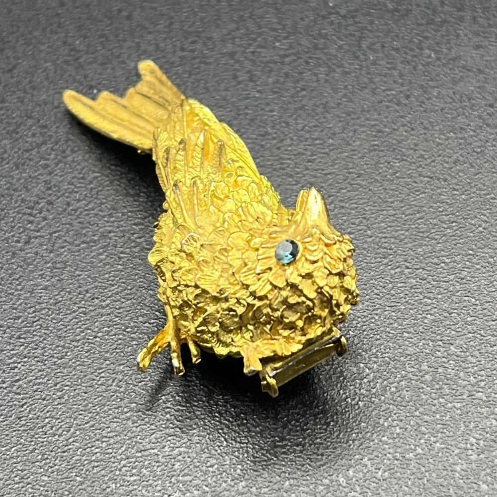 1940s Figural Bird Fur Clip Gold Tone w Blue Rhinestone Eye Vintage